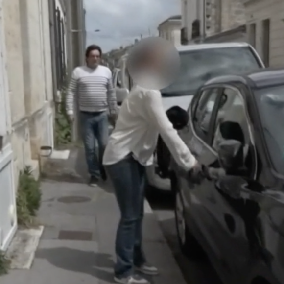 Entre les jeunes parents, et les allers-venues entre le marché et la librairie, les riverains peuvent parfois croiser sa silhouette, celle d'un "fantôme aux larges épaules".
Capture d'écran du reportage de BFMTV sur Pierre Palmade le week-end du 8 mai 2023