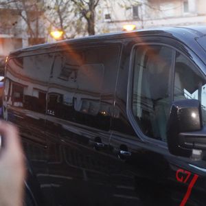 Cela fait donc un an et demi déjà que la star déchue a trouvé refuge près de chez sa soeur Hélène, dans le quartier de Barrière de Bègles.
Pierre Palmade arrive en van au tribunal de Melun pour son procès pour blessures involontaires à la suite d'un accident de la route en février 2023 dans lequel sa voiture a percuté un autre véhicule.