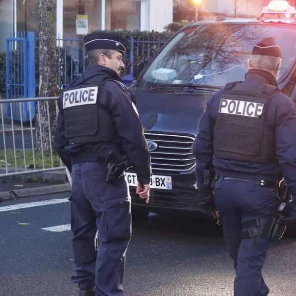 L'homme a parlé d'"appréhension terrifiante du procès qui (l') attend". Ira-t-il en prison à l'issue de ce procès ? Pour certains, notamment un proche, "sa prison, il l'a déjà...".
Pierre Palmade arrive en van au tribunal de Melun pour son procès pour blessures involontaires à la suite d'un accident de la route en février 2023 dans lequel sa voiture a percuté un autre véhicule.