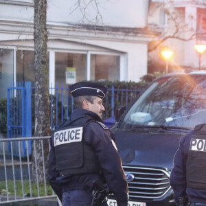 Pierre Palmade arrive en van au tribunal de Melun pour son procès pour blessures involontaires à la suite d'un accident de la route en février 2023 dans lequel sa voiture a percuté un autre véhicule.