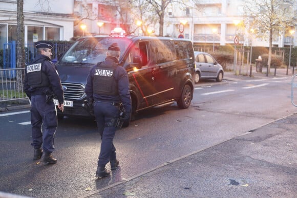 Pierre Palmade arrive en van au tribunal de Melun pour son procès pour blessures involontaires à la suite d'un accident de la route en février 2023 dans lequel sa voiture a percuté un autre véhicule.