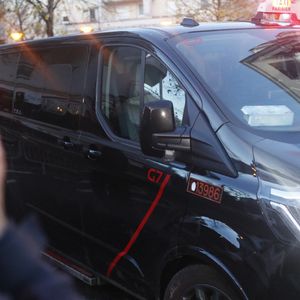 Pierre Palmade arrive en van au tribunal de Melun pour son procès pour blessures involontaires à la suite d'un accident de la route en février 2023 dans lequel sa voiture a percuté un autre véhicule.