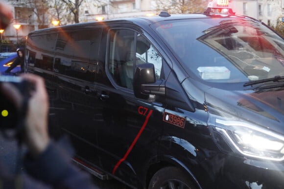 Pierre Palmade arrive en van au tribunal de Melun pour son procès pour blessures involontaires à la suite d'un accident de la route en février 2023 dans lequel sa voiture a percuté un autre véhicule.