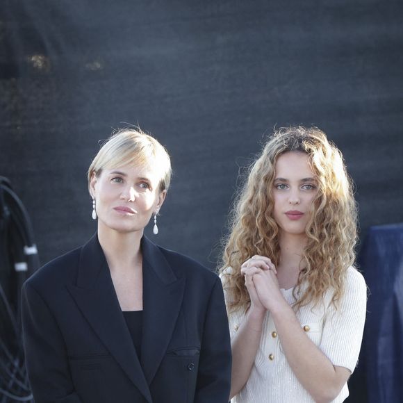 Exclusif - Judith Godrèche et sa fille Tess Barthelemy sur le plateau de l'émission "C à vous" lors du 77ème Festival International du Film de Cannes, France, le 16 mai 2024. © Jack Tribeca/Bestimage 