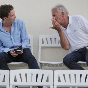 C'est ce qui nous intéresse ici
Exclusif - Patrick Poivre d'Arvor (PPDA) et son fils François Chazal - People au concert de Johnny Hallyday au Vélodrome à Arcachon. Le 19 juillet 2016 © Patrick Bernard-Thibaud Moritz / Bestimage 