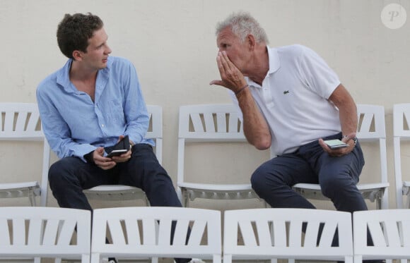 C'est ce qui nous intéresse ici
Exclusif - Patrick Poivre d'Arvor (PPDA) et son fils François Chazal - People au concert de Johnny Hallyday au Vélodrome à Arcachon. Le 19 juillet 2016 © Patrick Bernard-Thibaud Moritz / Bestimage 