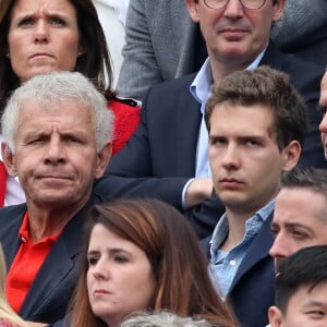 Alors que le jeune homme soufflera sa 30e bougie
Patrick Poivre d'Arvor (PPDA) et son fils François dans les tribunes de la finale homme des internationaux de France de Roland Garros à Paris le 5 juin 2016. © Moreau-Jacovides / Bestimage