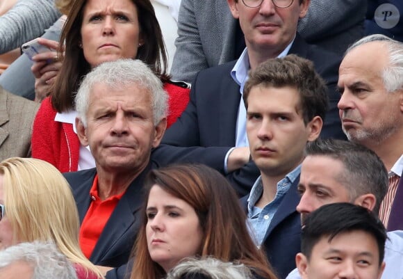 Alors que le jeune homme soufflera sa 30e bougie
Patrick Poivre d'Arvor (PPDA) et son fils François dans les tribunes de la finale homme des internationaux de France de Roland Garros à Paris le 5 juin 2016. © Moreau-Jacovides / Bestimage