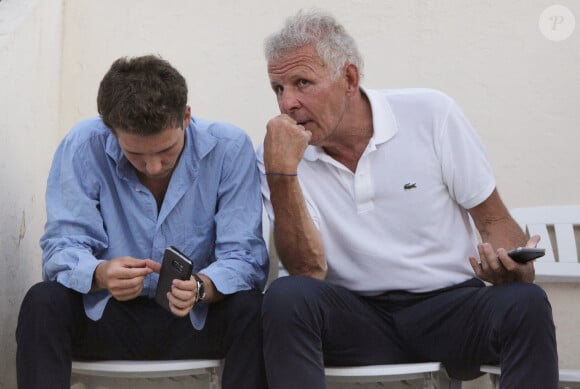 Dans quelques mois seulement
Exclusif - Patrick Poivre d'Arvor (PPDA) et son fils François Chazal - People au concert de Johnny Hallyday au Vélodrome à Arcachon. Le 19 juillet 2016 © Patrick Bernard-Thibaud Moritz / Bestimage 