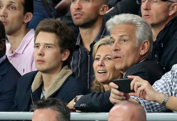 Exclusif - Claire Chazal avec son fils François Poivre d'Arvor et un ami le banquier Christophe de Backer assistent au quart finale de la Ligue des Champions de football au Parc des Princes entre le PSG et le FC Barcelone à Paris le 15 avril 2015.