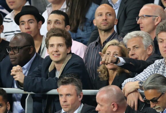 Exclusif - Claire Chazal avec son fils François Poivre d'Arvor et un ami le banquier Christophe de Backer assistent au quart finale de la Ligue des Champions de football au Parc des Princes entre le PSG et le FC Barcelone à Paris le 15 avril 2015.