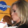 La ravissante Carrie Underwood avec Woofy, le Biggle qu'elle a adopté à l'occasion du 6e Annual Pedigree Adoption Drive, qui s'est tenu au Bidawee Manhattan Sheter de New York, le 30 mars 2010.