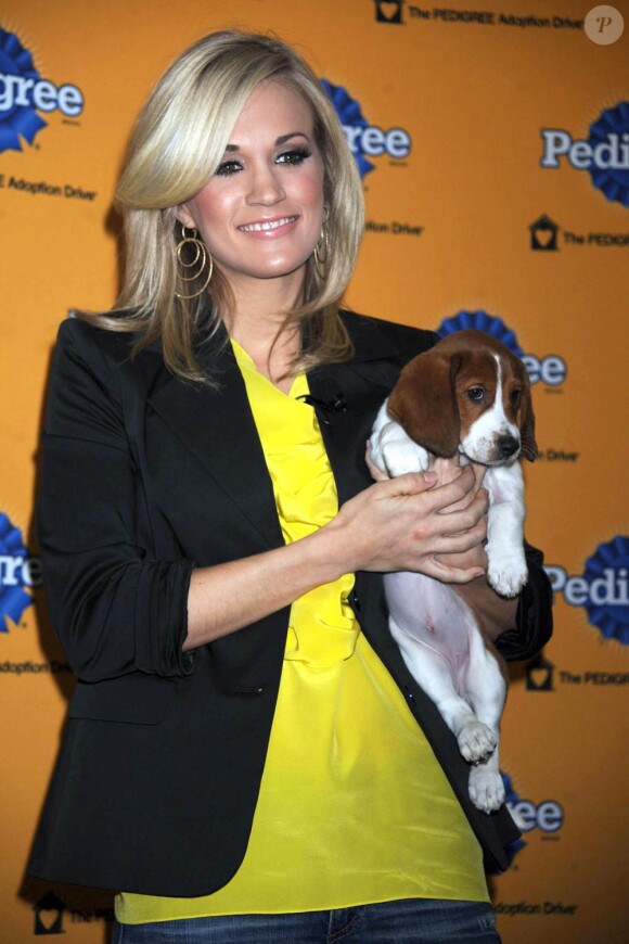 La ravissante Carrie Underwood avec Woofy, le Biggle qu'elle a adopté à l'occasion du 6e Annual Pedigree Adoption Drive, qui s'est tenu au Bidawee Manhattan Sheter de New York, le 30 mars 2010.