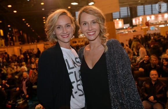 Anne-Sophie et Marie-Aldine Girard (La femme parfaite est une connasse !) posent lors du 35ème Salon du Livre à la Porte de Versailles à Paris, le 21 mars 2015.