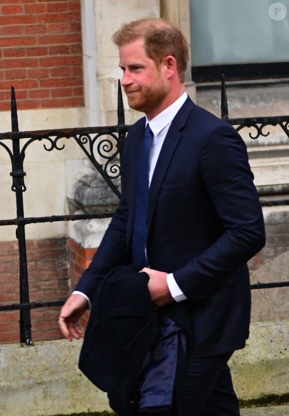 Le prince Harry, duc de Sussex,à la sortie du procès contre l'éditeur du journal "Daily Mail" à la Haute Cour de Londres, Royaume Uni, le 27 mars 2023.