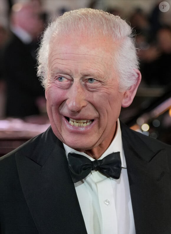 "C'est une grande tristesse pour lui de ne pas voir plus souvent Archie et Lilibet", a-t-elle rapporté pour "The Mirror." "C'est pourquoi il ne rompra jamais les liens avec Harry".
Le roi Charles III d'Angleterre à son arrivée à la première du film "Gladiator II" à l'Odeon Leicester Square à Londres. Le 13 novembre 2024 