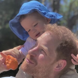 Le prince Harry, duc de Sussex et Meghan Markle, duchesse de Sussex, avec leurs enfants Archie et Lilibet. 