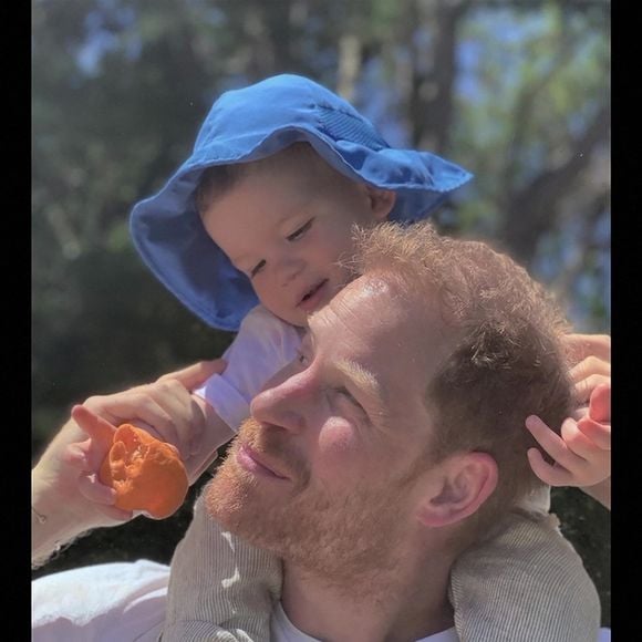 Le prince Harry, duc de Sussex et Meghan Markle, duchesse de Sussex, avec leurs enfants Archie et Lilibet. 