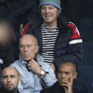 Philippe Katerine en tribunes lors du match de football Ligue 1 Uber Eats opposant le Paris Saint-Germain (PSG) au Racing Club de Strasbourg Alsace (RCSA) au Parc des Princes à Paris, France, le 21 octobre 2023. Le PSG a gagné 3-0. © Cyril Moreau/Bestimage