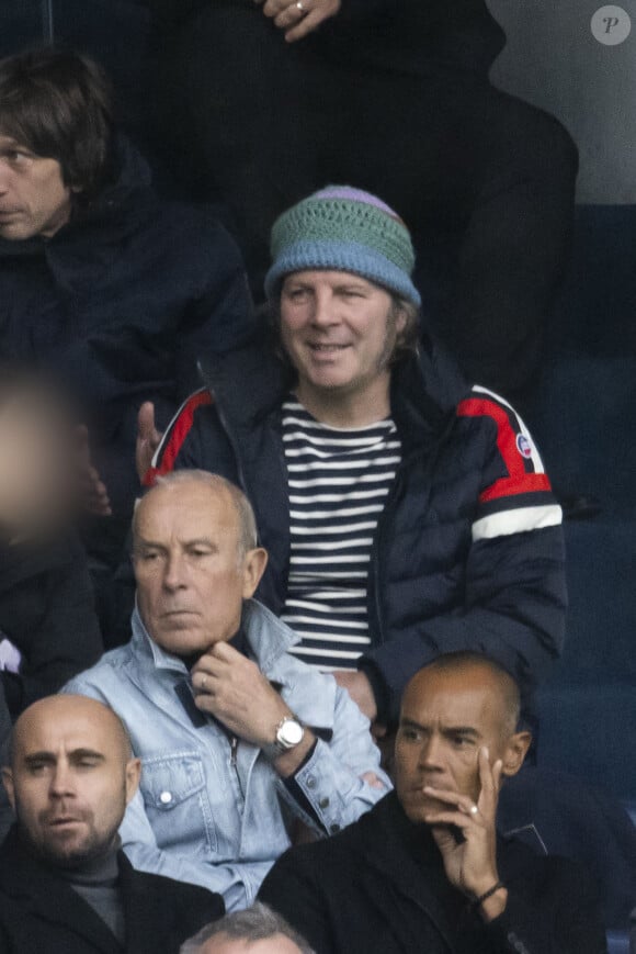 Philippe Katerine en tribunes lors du match de football Ligue 1 Uber Eats opposant le Paris Saint-Germain (PSG) au Racing Club de Strasbourg Alsace (RCSA) au Parc des Princes à Paris, France, le 21 octobre 2023. Le PSG a gagné 3-0. © Cyril Moreau/Bestimage