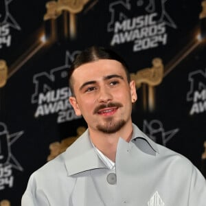 Star depuis son passage à la Star Academy l'an dernier, le jeune homme suscite bien des convoitises.
Pierre Garnier au photocall de la 26ème édition des NRJ Music Awards à Cannes, le 1er novembre 2024. © Bebert-Guignebourg/Bestimage