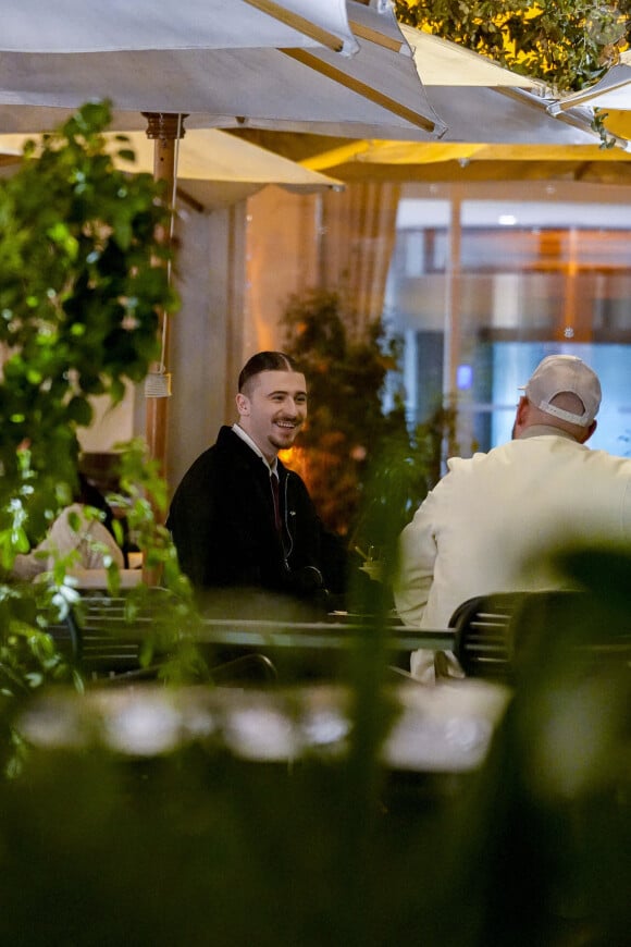 Pierre Garnier en terrasse du Martinez à la veille des NRJ Music Awards à Cannes, le 31 octobre 2024. © Sandrine Thesillat/Panoramic/Vestimage