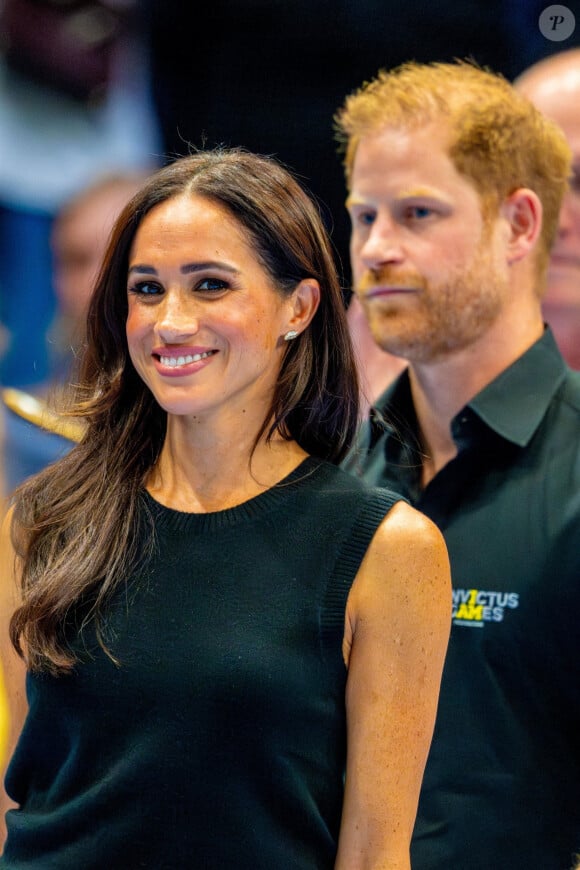 "Tout ce qui contient le mot Meghan, duchesse de Sussex, est immédiatement jeté dans le compacteur à déchets !", lance un internaute
 
Meghan Markle et le prince Harry à Londres.