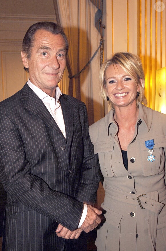 Une famille recomposée de cinq enfants issus de deux mariage différents qui s'entendent à merveille.
Sophie Davant pose avec William Leymergie après avoir reçu la médaille de l'Ordre des Chevaliers des Arts et des Lettres des mains du ministre français de la culture et de la communication, Renaud Donnedieu de Vabres, lors d'une cérémonie au ministère de la culture à Paris le 27 septembre 2005. Photo par Giancarlo Gorassini/ABACAPRESS.COM