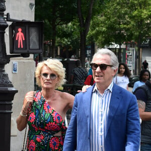 Sophie Davant et son compagnon William Leymergie - Mariage de Claude Lelouch à la mairie du 18ème à Paris. Le 17 juin 2023