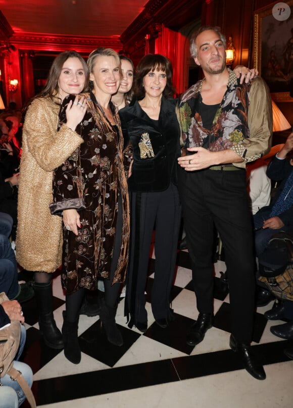 Exclusif - Eloise et Constance Valke, Véronique Crefcoeur, Nathalie Garçon, Emile Stavritch - Défilé rétrospectif Nathalie Garçon à l'occasion de ses 35 ans de sa marque lors d'une closing party à l'hôtel Raphael à Paris le 19 novembre 2024.