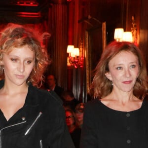 Présente avec sa fille Esther (née en 2010), Sylvie Testud a posé avec elle et Mélanie Page
Exclusif - Sylvie Testud et sa fille Esther - Défilé rétrospectif Nathalie Garçon à l'occasion de ses 35 ans de sa marque lors d'une closing party à l'hôtel Raphael à Paris le 19 novembre 2024.