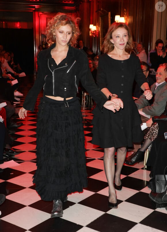 Présente avec sa fille Esther (née en 2010), Sylvie Testud a posé avec elle et Mélanie Page
Exclusif - Sylvie Testud et sa fille Esther - Défilé rétrospectif Nathalie Garçon à l'occasion de ses 35 ans de sa marque lors d'une closing party à l'hôtel Raphael à Paris le 19 novembre 2024.