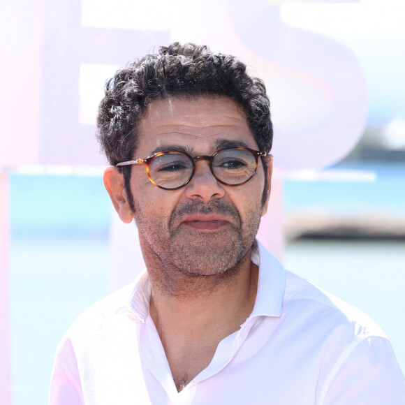 Jamel Debbouze lors du photocall de la série ''Terminal' sur la plage du Majestic lors de la 7ème saison de 'CanneSeries' à Cannes le 6 Avril 2024. © Denis Guignebourg/BestImage 