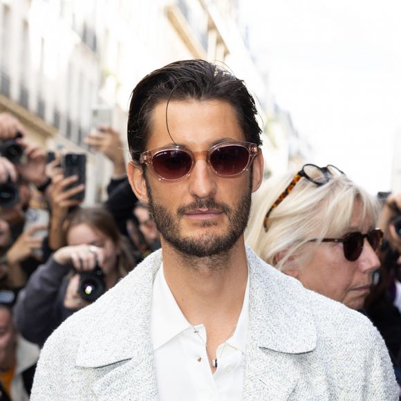 Au programme de cette semaine riche en émotions où vous pourrez dégoter les pièces favorites de vos stars dans les marques les plus luxueuses qui soit
Pierre Niney au défilé Lacoste prêt à porter printemps / été 2025 lors de la fashion week à Paris le 1er octobre 2024. © Jeremy Melloul / Bestimage 