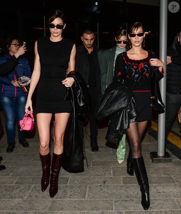 Kendall Jenner, Gigi Hadid et Bella Hadid - People à la sortie du défilé de mode Versace prêt-à-porter automne-hiver 2020 à Milan lors de la fashion week , Milan le 21 Février 2020 