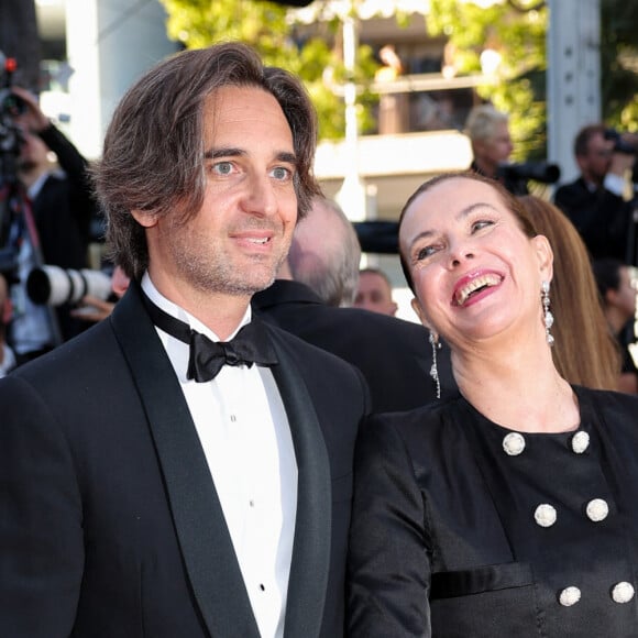 Quelle relation mère-fils ont-ils ?
Dimitri Rassam et sa mère Carole Bouquet - Montée des marches du film " Megalopolis " lors du 77ème Festival International du Film de Cannes, au Palais des Festivals à Cannes. Le 16 mai 2024 © Jacovides-Moreau / Bestimage 