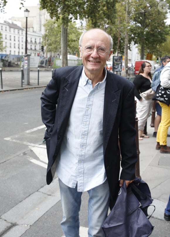 ...Et elle a été dévoilée par Philippe Geluck !
Exclusif - Philippe Geluck à la sortie des studios de RTL à Paris, France, le 28 août 2023.