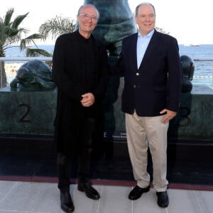 Exclusif - Le prince Albert II de Monaco inaugure l'exposition "Le Chat déambule" de Philippe Geluck sur la promenade du Larvotto à Monaco le 5 juillet 2022.