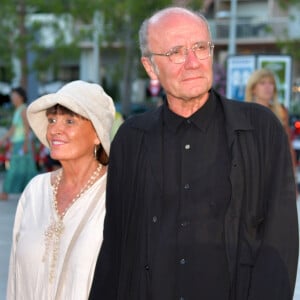 "A l'époque où nous habitions au sud de Bruxelles, dans le Brabant Wallon, on nous a annoncé un jour qu'elle viendrait habiter dans le village pendant qu'elle répétait son spectacle de Las Vegas avec le metteur en scène belge (...) Franco Dragon", a confié le dessinateur.
lExclusif - Philippe Geluck et sa femme Dany durant l'inauguration de l'exposition du Chat de Philippe Geluck à Monaco, le 5 juillet 2022, sur la Promenade du Larvotto. "Le Chat Déambule" est à découvrir du 6 juillet au 2 octobre 2022.