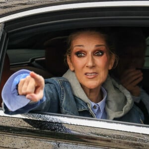 Paris, France - Céline Dion prend des photos et salue ses fans alors qu'elle se prépare à chanter pour les Jeux Olympiques à Paris, créant ainsi de joyeux souvenirs avec ses admirateurs. Sur la photo : Céline Dion