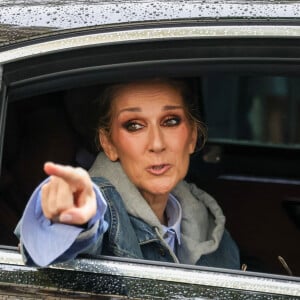 Paris, France - Céline Dion prend des photos et salue ses fans alors qu'elle se prépare à chanter pour les Jeux Olympiques à Paris, créant ainsi de joyeux souvenirs avec ses admirateurs. Sur la photo : Céline Dion