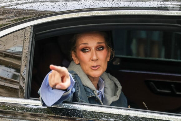 Paris, France - Céline Dion prend des photos et salue ses fans alors qu'elle se prépare à chanter pour les Jeux Olympiques à Paris, créant ainsi de joyeux souvenirs avec ses admirateurs. Sur la photo : Céline Dion