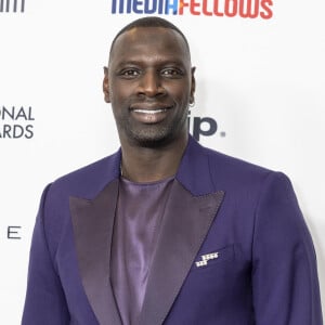 Omar Sy, portait une magnifique broche balance step de la maison de joaillerie japonaise TASAKI, en or jaune et perles AKOYA, au photocall de la 52ème édition des "International Emmy Awards" à l'hôtel Hilton à New York City, New York, Etats-Unis, le 26 novembre 2024. © Lev Radin/ZUMA Press Wire/Bestimage 