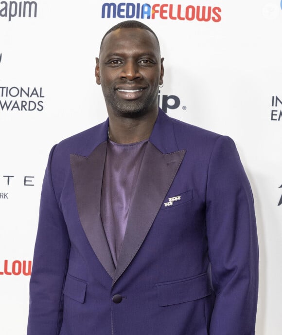 Omar Sy, portait une magnifique broche balance step de la maison de joaillerie japonaise TASAKI, en or jaune et perles AKOYA, au photocall de la 52ème édition des "International Emmy Awards" à l'hôtel Hilton à New York City, New York, Etats-Unis, le 26 novembre 2024. © Lev Radin/ZUMA Press Wire/Bestimage 