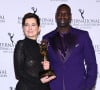 Sur son 31, Omar Sy a eu l'immense privilège de remettre un trophée d'honneur à Sidonie Dumas, la directrice générale de Gaumont, en présence de grandes figures du cinéma. 
Sidonie Dumas, PDG de Gaumont, pose avec l'acteur français Omar Sy dans la salle de presse lors de la 52e édition des International Emmy Awards au New York Hilton, New York, NY, 25 novembre 2024.
Photo par Anthony Behar/SPUS/ABACAPRESS.COM