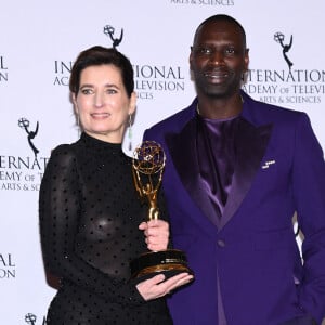 Sur son 31, Omar Sy a eu l'immense privilège de remettre un trophée d'honneur à Sidonie Dumas, la directrice générale de Gaumont, en présence de grandes figures du cinéma. 
Sidonie Dumas, PDG de Gaumont, pose avec l'acteur français Omar Sy dans la salle de presse lors de la 52e édition des International Emmy Awards au New York Hilton, New York, NY, 25 novembre 2024.
Photo par Anthony Behar/SPUS/ABACAPRESS.COM