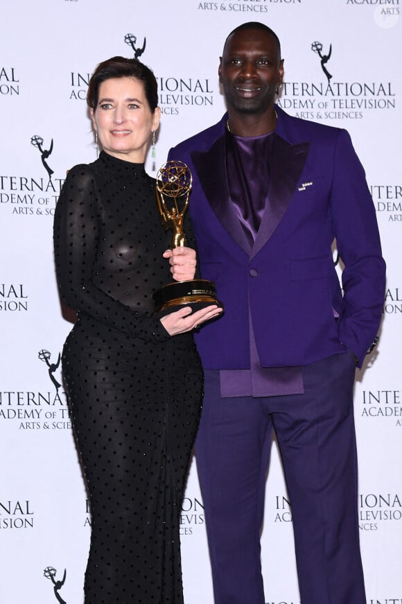 Sur son 31, Omar Sy a eu l'immense privilège de remettre un trophée d'honneur à Sidonie Dumas, la directrice générale de Gaumont, en présence de grandes figures du cinéma. 
Sidonie Dumas, PDG de Gaumont, pose avec l'acteur français Omar Sy dans la salle de presse lors de la 52e édition des International Emmy Awards au New York Hilton, New York, NY, 25 novembre 2024.
Photo par Anthony Behar/SPUS/ABACAPRESS.COM