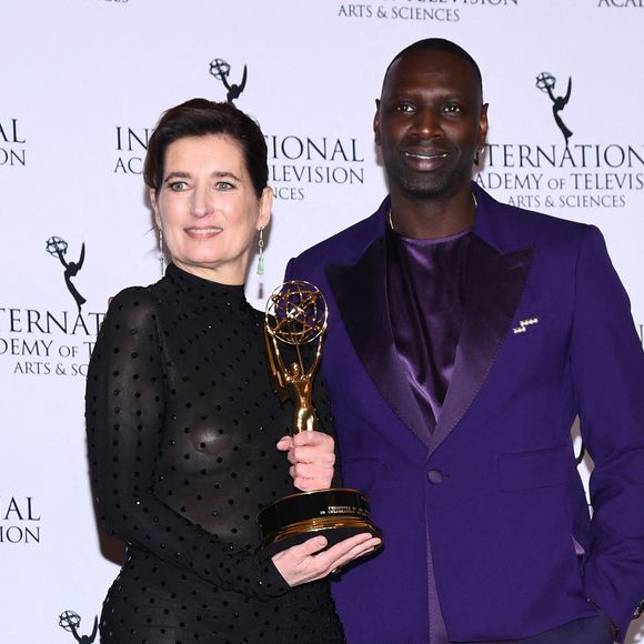 Sur son 31, Omar Sy a eu l'immense privilège de remettre un trophée d'honneur à Sidonie Dumas, la directrice générale de Gaumont, en présence de grandes figures du cinéma. 
Sidonie Dumas, PDG de Gaumont, pose avec l'acteur français Omar Sy dans la salle de presse lors de la 52e édition des International Emmy Awards au New York Hilton, New York, NY, 25 novembre 2024.
Photo par Anthony Behar/SPUS/ABACAPRESS.COM