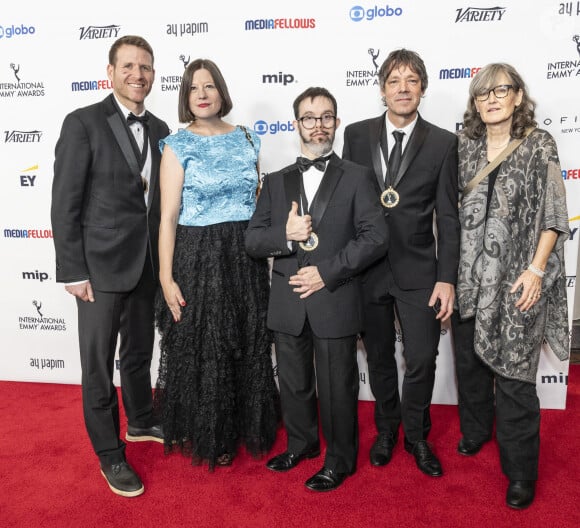 25 novembre 2024, New York, New York, États-Unis : Peter Beard (1er à partir de la gauche), Daisy Allsop (2e à partir de la gauche), Otto Baxter (C) assistent aux International Emmy Awards à l'hôtel Hilton Times Square de New York le 25 novembre. 2024 (Image de crédit : © Lev Radin/ZUMA Press Wire)