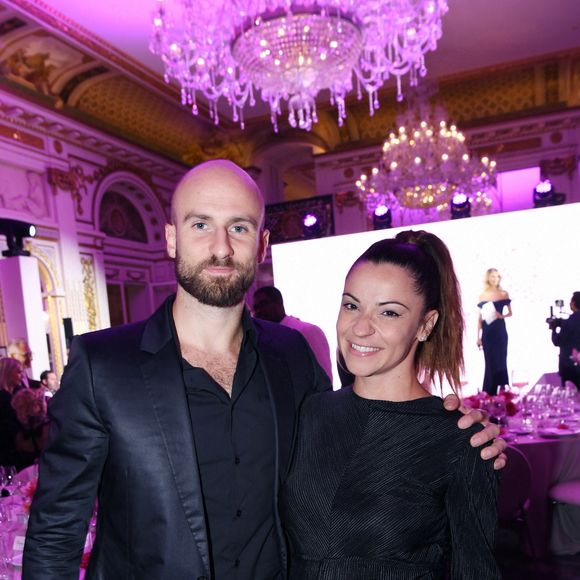 Denitsa Ikonomova (enceinte) et son compagnon François Alu - Photocall du 5ème gala de charité de l'association "Les Bonnes Fées" à l'occasion de la campagne mondiale "Octobre Rose" à l'hôtel Peninsula, Paris le 3 octobre 2024. © Rachid Bellak/Bestimage